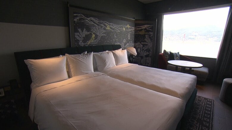 客室にはオランダ船を描いた屏風