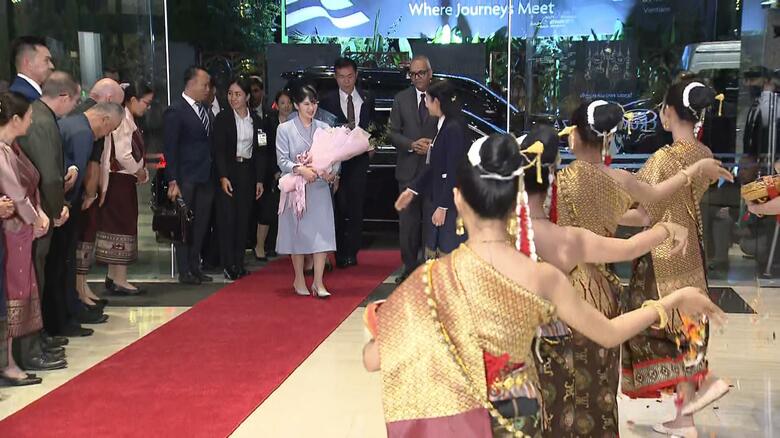 ホテルに到着し民族舞踊の歓迎を受けられる