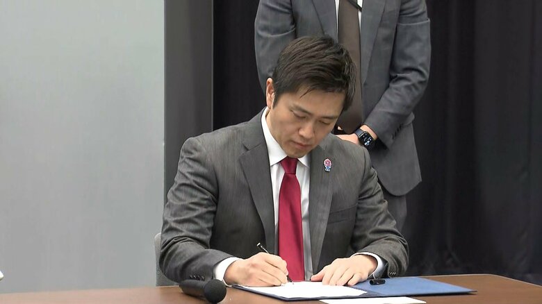 吉村代表“こだわり”の講堂で署名　2月25日