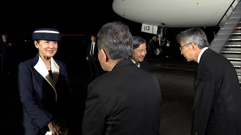 硫黄島を後にされる天皇皇后両陛下