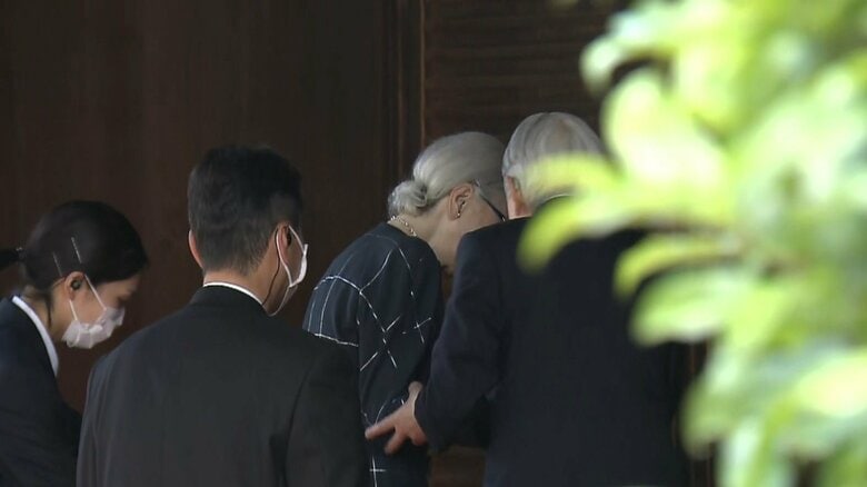 よろめかれた美智子さまを上皇さまが支えられた　2023年5月　京都