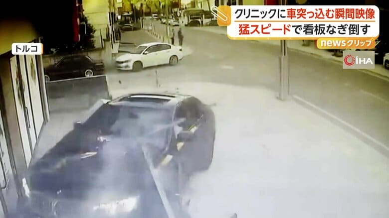 車が猛スピードで歩道に乗り上げ、建物に突っ込む瞬間（5月27日、トルコ・コジャエリ）⑤