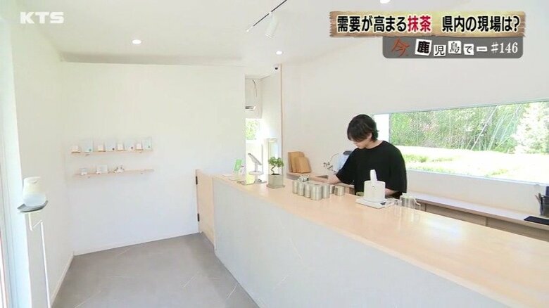 店ではラテ以外にプリンも提供し、根強い抹茶人気に対応している