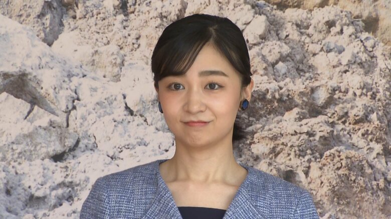 青い焼き物のイヤリング着用し「国際陶磁器フェスティバル」で初めてのテープカットに臨まれた佳子さま　