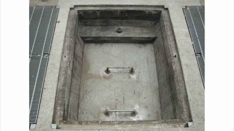 浸水防止機。換気口に内部からフタをする（画像提供：東京地下鉄株式会社）