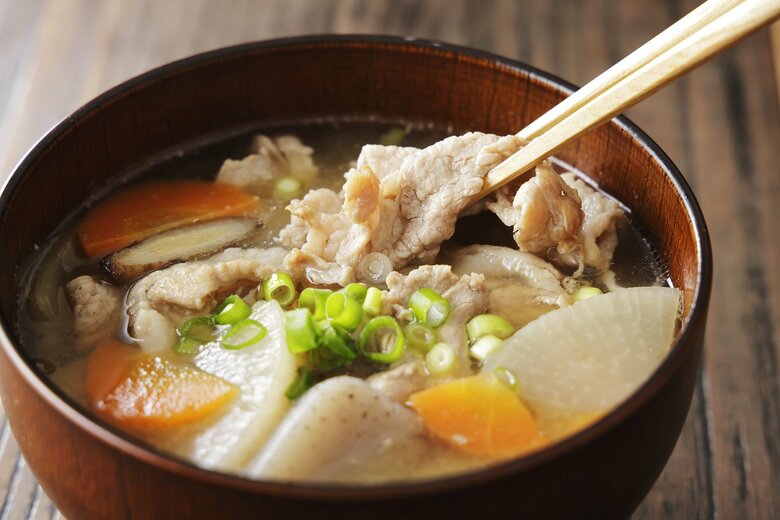 味噌汁や豚汁は塩分も補給できる（画像はイメージ）