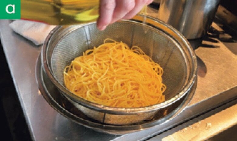 麺はもちっとしたやわらかさを出すために水で洗って油をからめる（扶桑社『笠原将弘　料理のほそ道レシピブック』より）