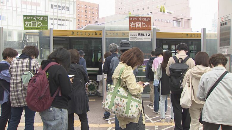 金沢駅でバスを待つ観光客
