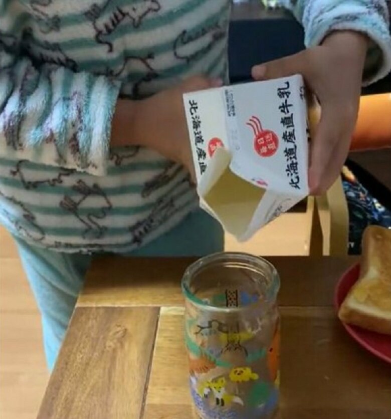 牛乳パックを両手で持つ息子さん