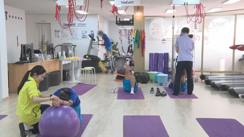 様々な器具を使って運動する子どもたち（ソウル市内）