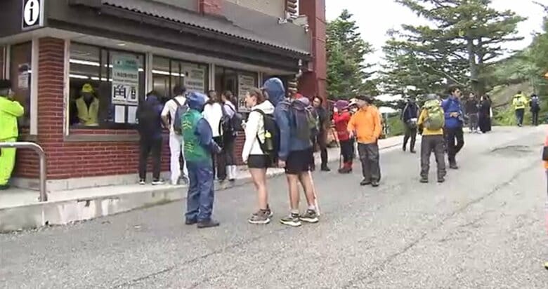 軽装で入山する外国人の姿