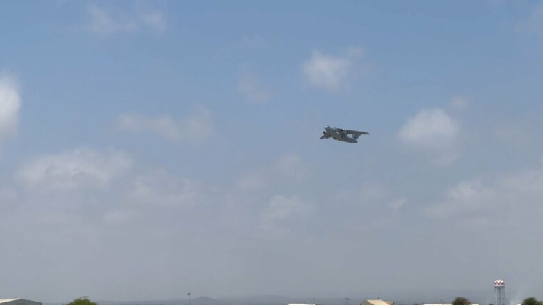ジブチを出発したC-2輸送機