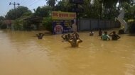 水に浸かり救助待つ人も…インドネシア・タイ・スリランカで豪雨災害拡大　死者1200人超に
