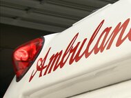 未明に住宅全焼　男女3人を救急搬送　住人と帰省中の親族の男性　避難も煙吸い込む　　