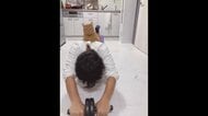筋トレ中の背中に飛び乗る“猫教官”がスパルタ…実はもう1匹も？効果があるのか飼い主に聞いた
