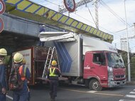 JR2路線で1時間運転見合わせに…鉄道高架橋の“高さ制限”示す鉄枠にトラック突っ込む 運転手の不注意か