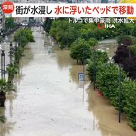 【深刻】「道がない何もない」集中豪雨で土砂が流れ込み街が水没、水に浮いたベッドで移動する人も…72歳男性が行方不明・車約50台水没　トルコ