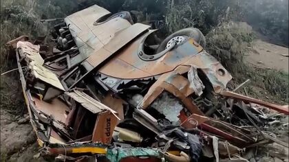 観光バスが約200メートル下の川岸に転落　19人死亡日本人1人含む25人負傷　ヒマラヤ観光拠点から首都へ向かう山間部　ネパール