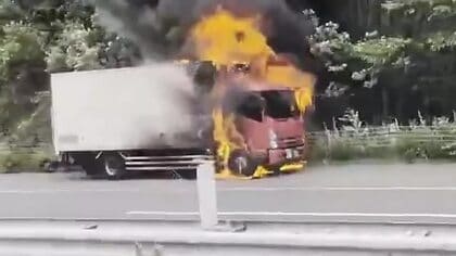【速報動画】自動車専用道路で車両火災＿トラック1台が路肩で炎上中＿日高自動車の苫東中央IC～厚真IC間で通行止め〈北海道厚真町〉