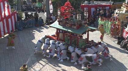 【長崎くんち開幕】新大工町「詩舞・曳壇尻」20人の根曳衆が3tの壇尻を5回転半！豪快に曳き回す