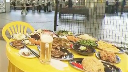 電車の発着を眺めながら…線路の上で!?「世界の山ちゃん」JR名古屋駅在来線ホームに期間限定オープン