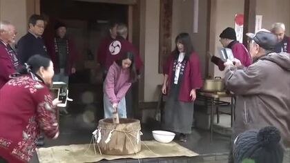 秋田市の神社で年の瀬恒例の餅つき　新たな年の息災願い参加者が力強くきね振る