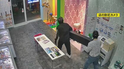 わずか30秒の犯行…未明のスイーツ無人販売店で両替機の盗難被害 防犯カメラが2人組による一部始終捉える