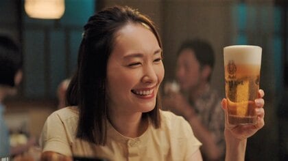 新垣結衣 “デコ出し”姿で乾杯…ビールを注ぐのはお手のもの!?実際に飲食店街で撮影も