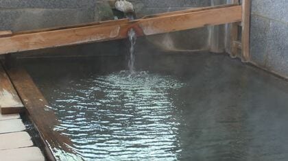 「地元の人限定」だった温泉が一般開放　大人1800円、子ども1000円の「手形」購入で一部の「外湯」が観光客も利用可能に　長野・湯田中温泉