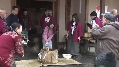 秋田市の神社で年の瀬恒例の餅つき　新たな年の息災願い参加者が力強くきね振る