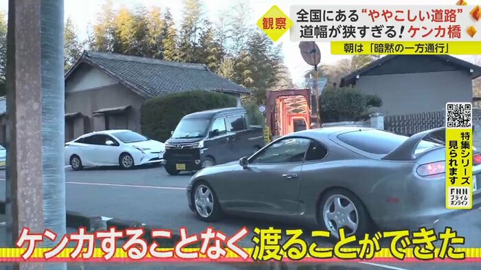 白い車がゆっくりバックして譲る