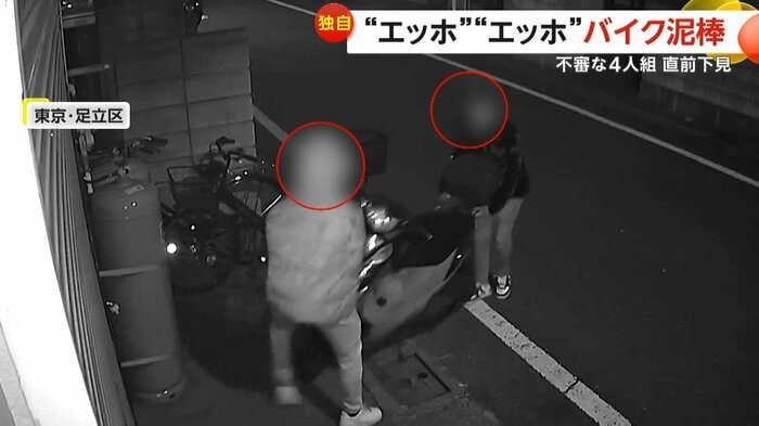 バイクを運び出す2人組（足立区TMS渡辺輪業）