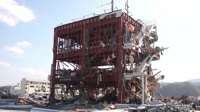 津波で骨組みだけ残された建物 宮城・南三陸町