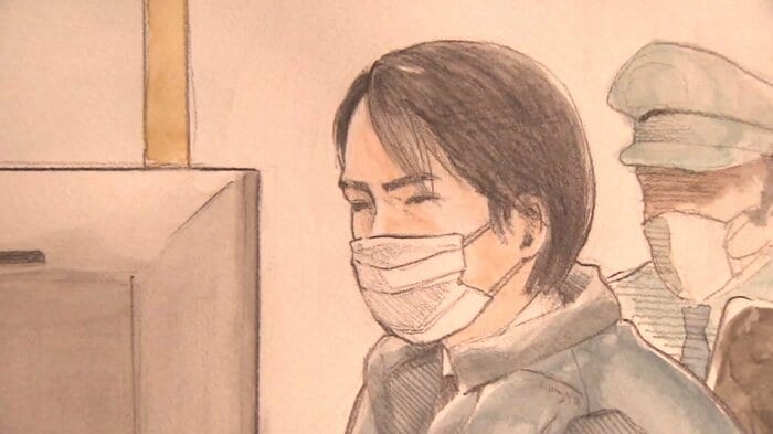 初公判での柳本被告(法廷イラスト)