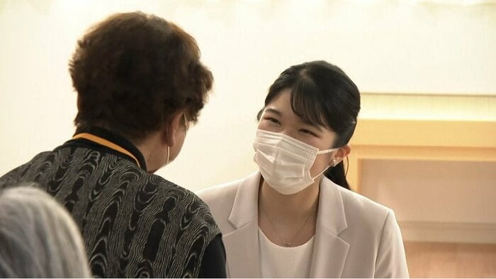 石川・七尾市の仮設団地の集会所を訪問し、高齢の入居者らに声をかけられた（2025年5月）