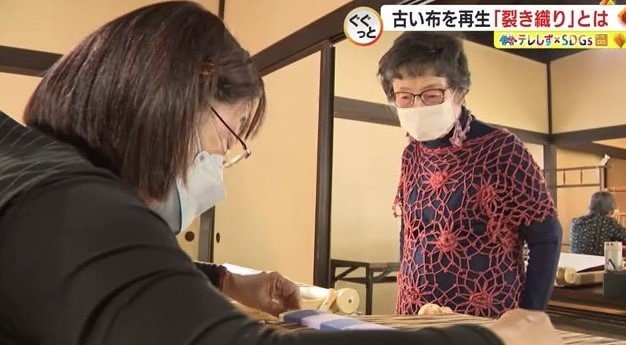 裂き織りを指導する曽根冨喜子さん(右)