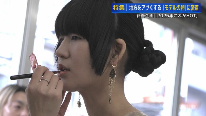 メイクをする渡辺由梨佳さん