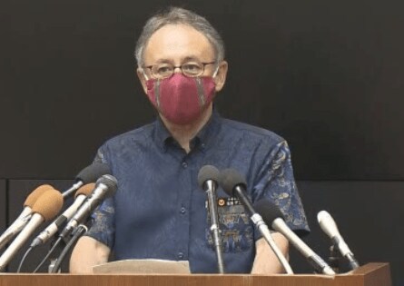 自由研究のきっかけとなった玉城知事のマスク姿(画像は7月31日の会見時)