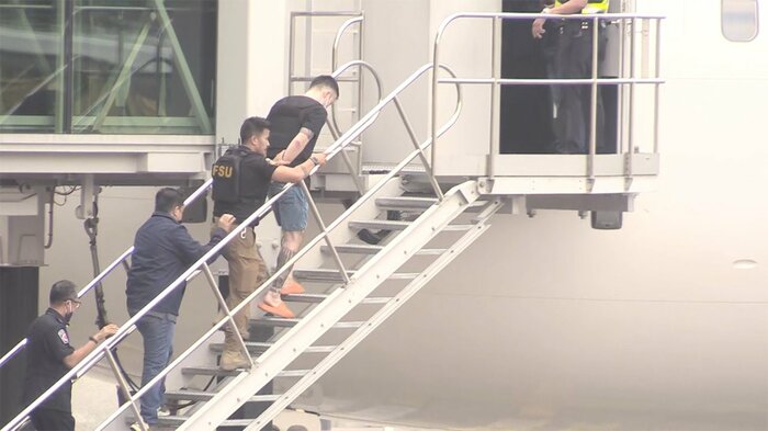 日本に向かう航空機に乗せられる藤田聖也容疑者(7日午前 マニラ)