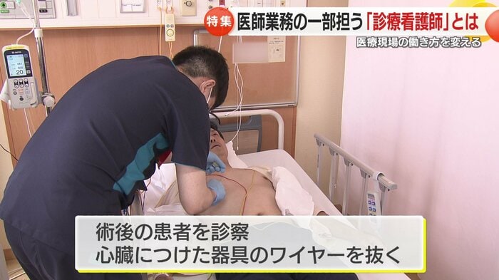 病棟の回診を行う診療看護師・村上友悟さん