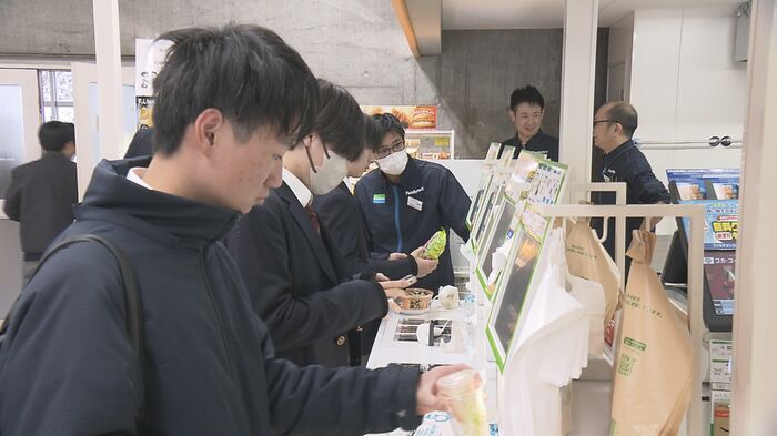 セルフレジで買い物する生徒たち