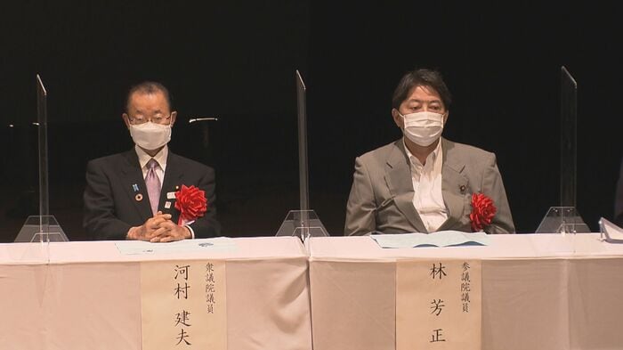 一切目を合わせない2人…