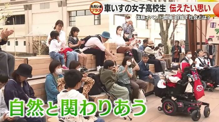 参加者に話しかける佐野さん(右)