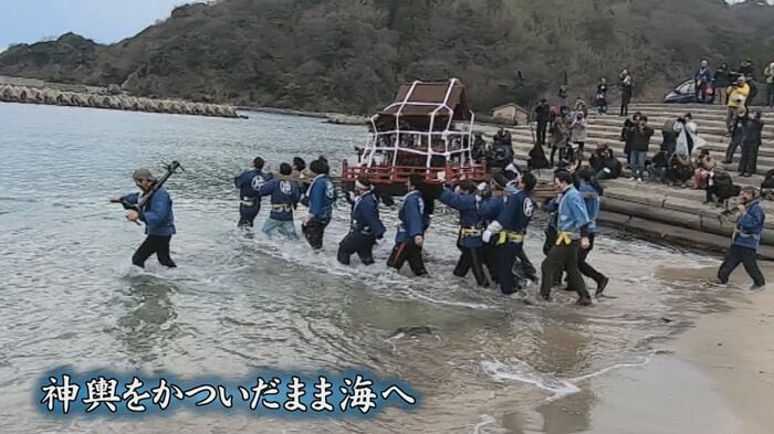 男衆が神輿を担いだまま…