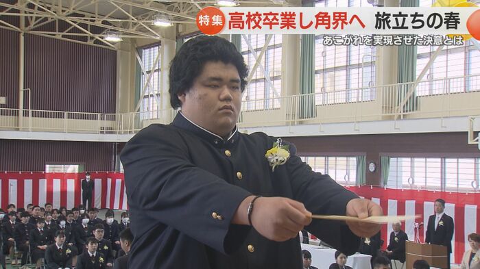 卒業証書を受け取る中里昌暉さん