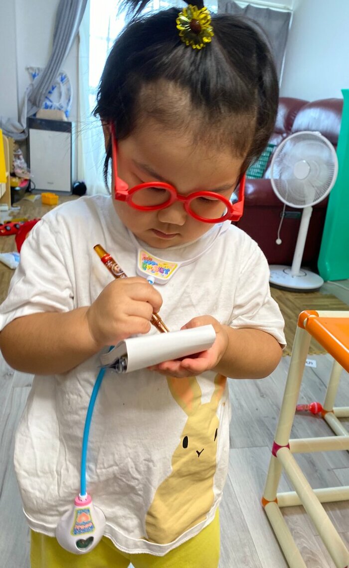 真剣にメモをとる娘さん。(当時3歳)