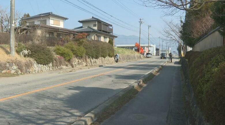 現場は横断歩道は無いが見通しの良い直線　自宅近くの市道横断中の78歳女性が軽自動車にはねられ死亡　｜FNNプライムオンライン
