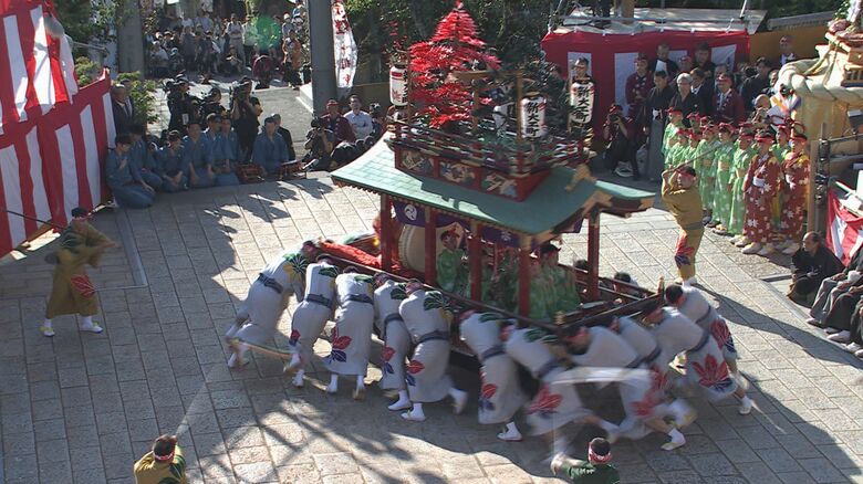 【長崎くんち開幕】新大工町「詩舞・曳壇尻」20人の根曳衆が3tの壇尻を5回転半！豪快に曳き回す｜FNNプライムオンライン