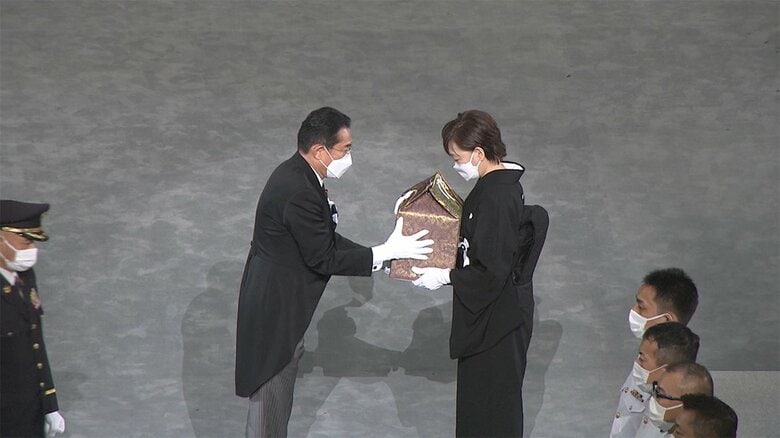 【速報】安倍元首相「国葬」が終了　遺骨は昭恵夫人とともに会場を後に　「弔銃」に見送られる｜FNNプライムオンライン