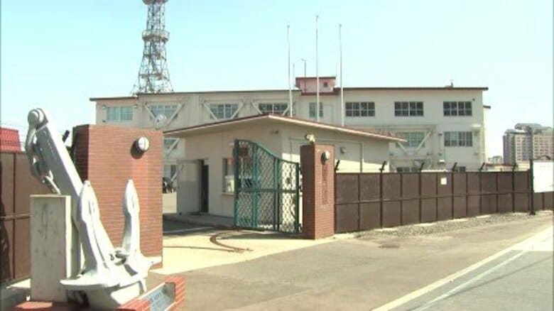 「感情をコントロールできなかった」上司の指導に腹を立て庁舎の壁をパンチして破壊＿2年後には当直勤務の交代が認められず給湯室の壁をキックして破壊＿30代3等海曹を懲戒処分〈海上自衛隊・函館基地隊〉｜FNNプライムオンライン
